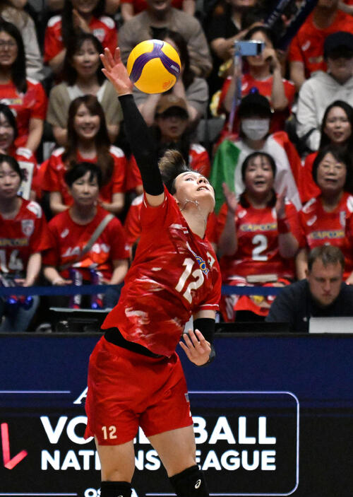 日本対イタリア 第2セット スパイクを決める高橋藍(撮影・石井愛子)