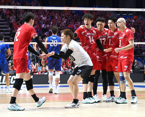 日本対イタリア 第5セット ポイントをとり喜ぶ日本代表の選手ら(撮影・石井愛子)