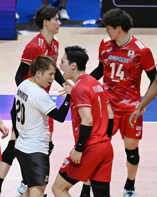 日本対イタリア 第2セット ポイントをとり喜ぶ西田有志(中央)(撮影・石井愛子)