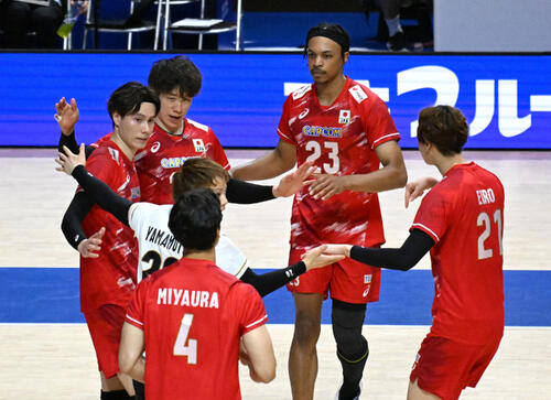 日本対イタリア 第2セットをとる日本代表の選手ら(撮影・石井愛子)