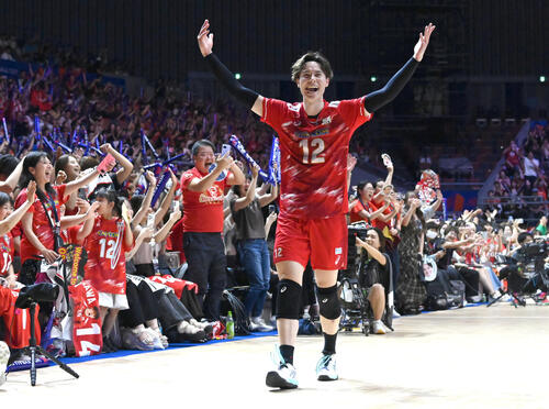 日本対イタリア 第5セット イタリアに勝利し喜ぶ高橋藍(撮影・石井愛子)