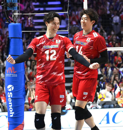 日本対イタリア 第3セット ポイントをとり喜ぶ高橋藍(左)、石川祐希(撮影・石井愛子)