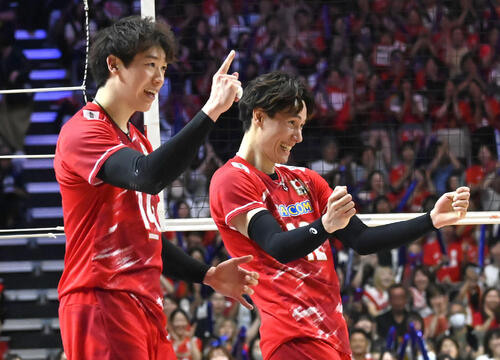 日本対イタリア 第3セット ポイントをとり喜ぶ高橋藍(右)、石川祐希(撮影・石井愛子)