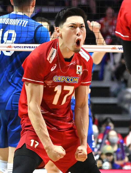 日本対イタリア 第3セット ポイントをとり喜ぶ西本圭吾(撮影・石井愛子)