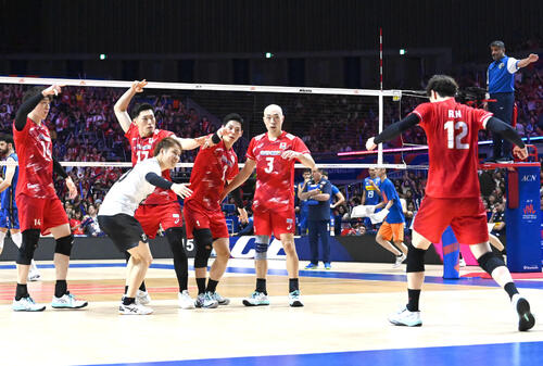 日本対イタリア 第3セット サーブを決めた高橋藍(右)を迎える日本代表の選手ら(撮影・石井愛子)