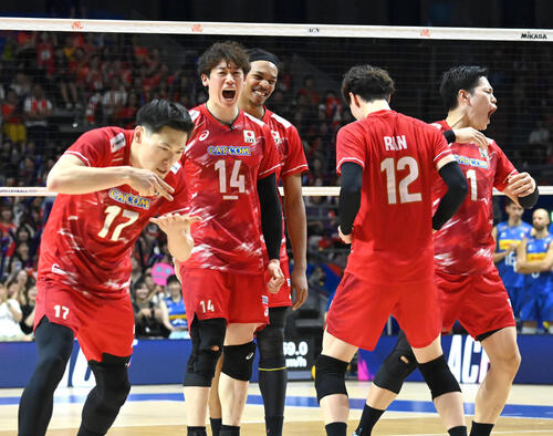 日本対イタリア 第4セット ポイントをとり喜ぶ日本代表の選手ら(撮影・石井愛子)
