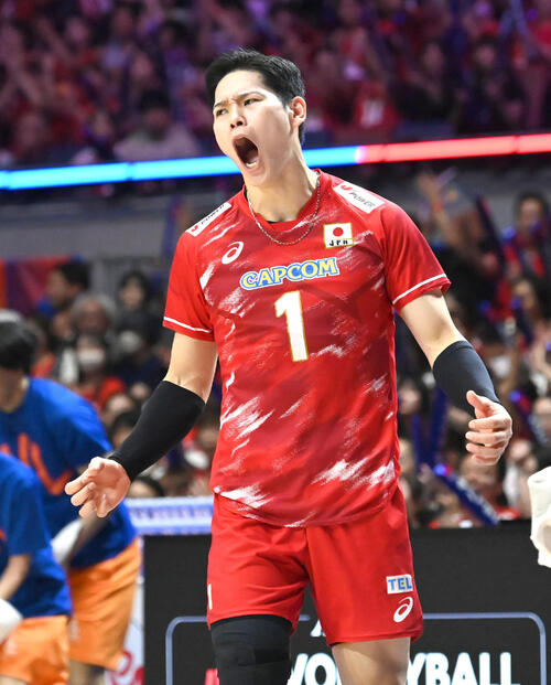 日本対イタリア 第5セット スパイクを決めガッツポーズをする西田有志(撮影・石井愛子)