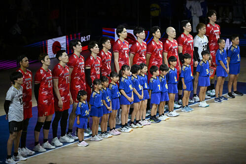 日本対イタリア 試合前、君が代を聞く日本選手ら(撮影・石井愛子)