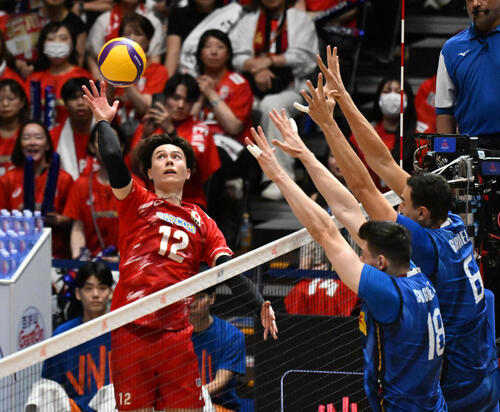 日本対イタリア 第1セット スパイクを放つ高橋藍(左)(撮影・石井愛子)