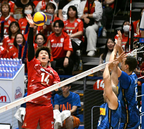 日本対イタリア 第1セット スパイクを放つ石川祐希(左)(撮影・石井愛子)