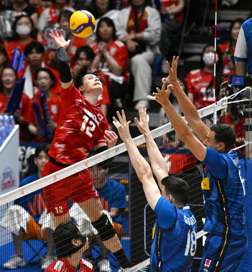 日本対イタリア 第1セット スパイクを放つ高橋藍(左)(撮影・石井愛子)
