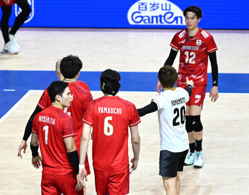 日本対イタリア 第1セットを落とす日本代表の選手ら(撮影・石井愛子)