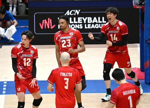 日本対イタリア 第2セット ポイントをとり喜ぶ日本代表の選手ら(撮影・石井愛子)