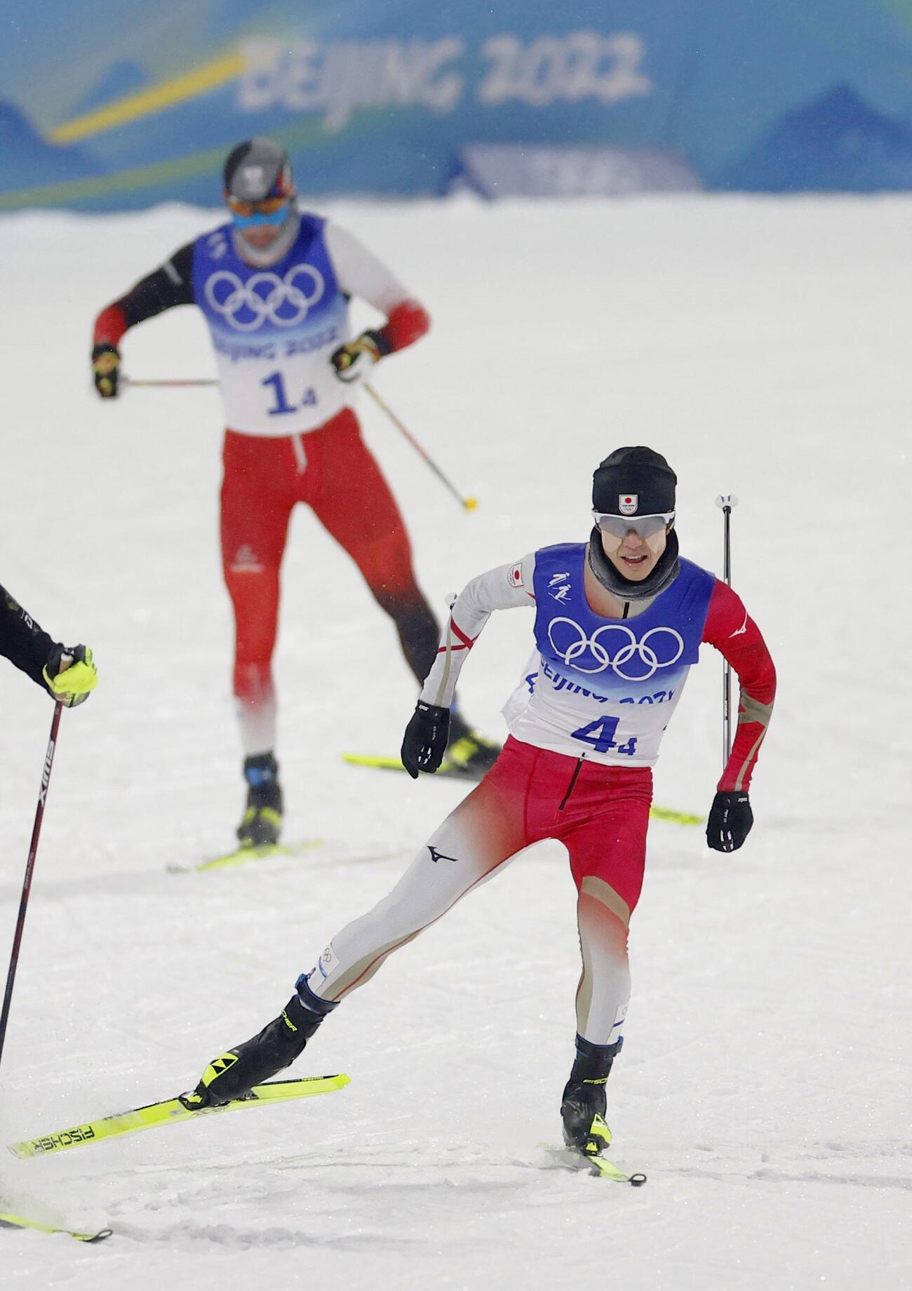 銅メダルを獲得した2022年北京五輪ノルディックスキー複合男子団体の後半距離で力走する山本涼太（手前）（共同）