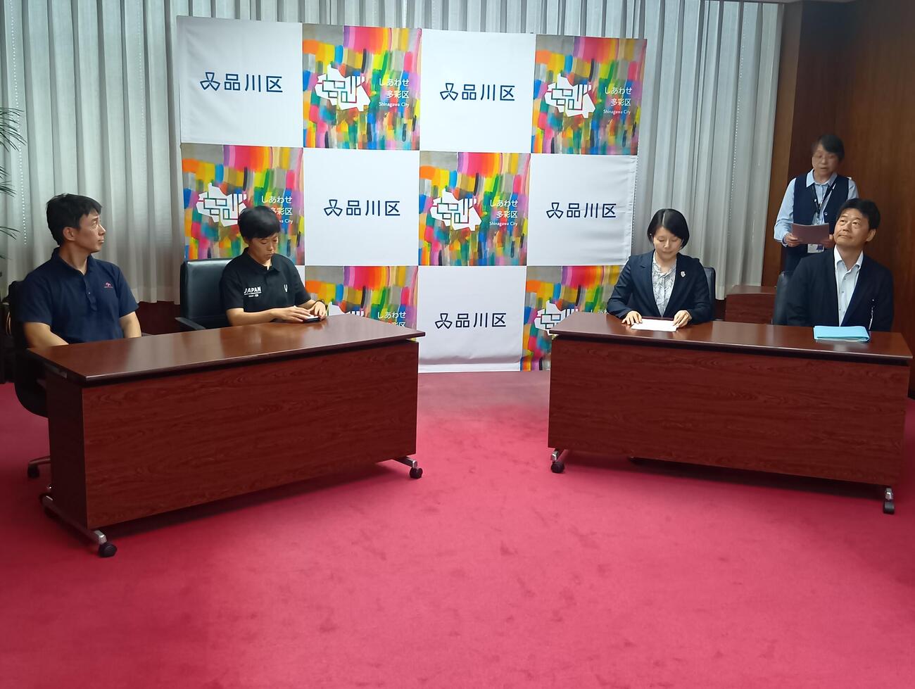品川区役所を訪問した左から日本ラクロス協会の安西渉理事、女子日本代表の宮沢明日香ヘッドコーチ、森沢恭子区長、宮尾裕介文化観光スポーツ振興部長