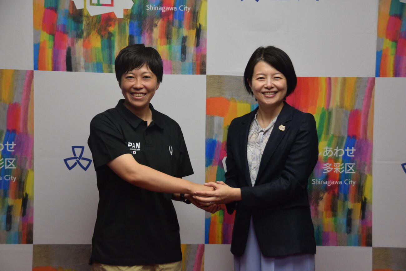 品川区役所を訪問した女子日本代表の宮沢明日香ヘッドコーチと激励する森沢恭子区長