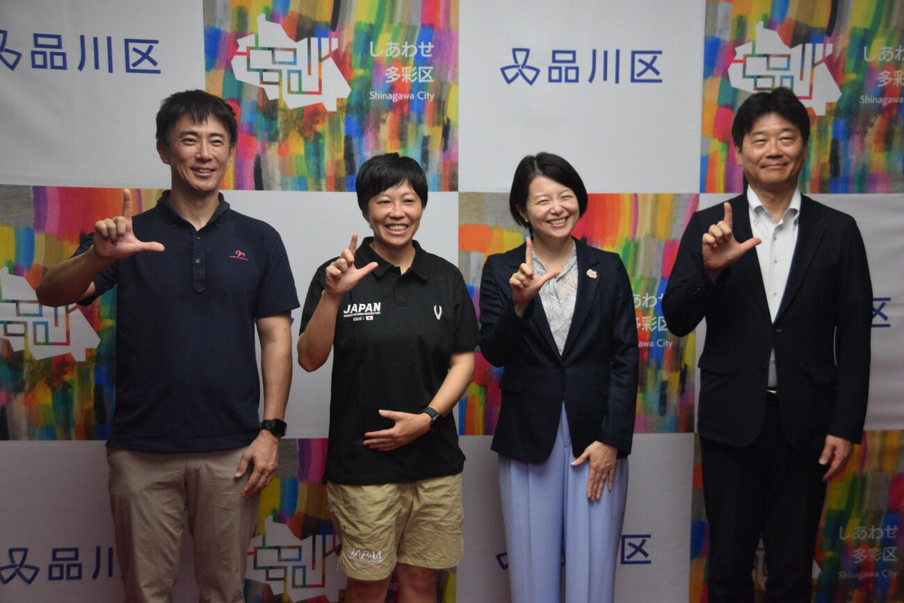 品川区役所を訪問した左から日本ラクロス協会の安西渉理事、女子日本代表の宮沢明日香ヘッドコーチ。激励する森沢恭子区長、宮尾裕介文化観光スポーツ振興部長