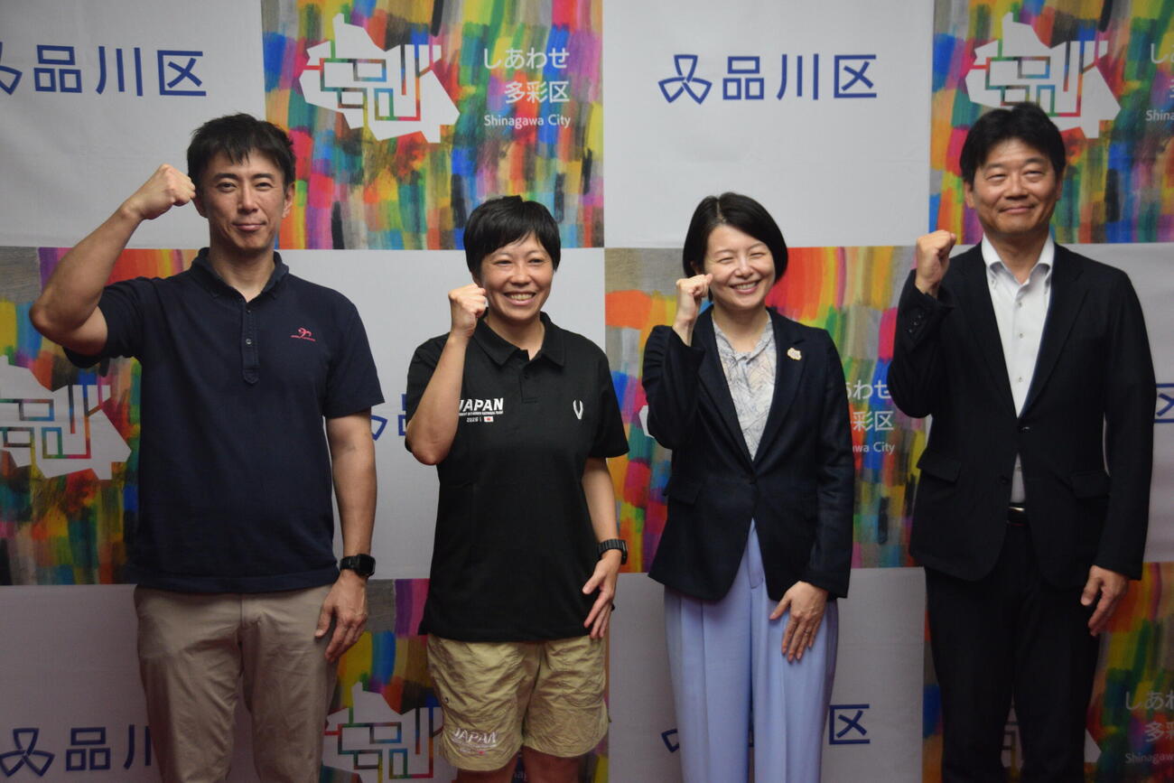 品川区役所を訪問した左から日本ラクロス協会の安西渉理事、女子日本代表の宮沢明日香ヘッドコーチ。激励する森沢恭子区長、宮尾裕介文化観光スポーツ振興部長