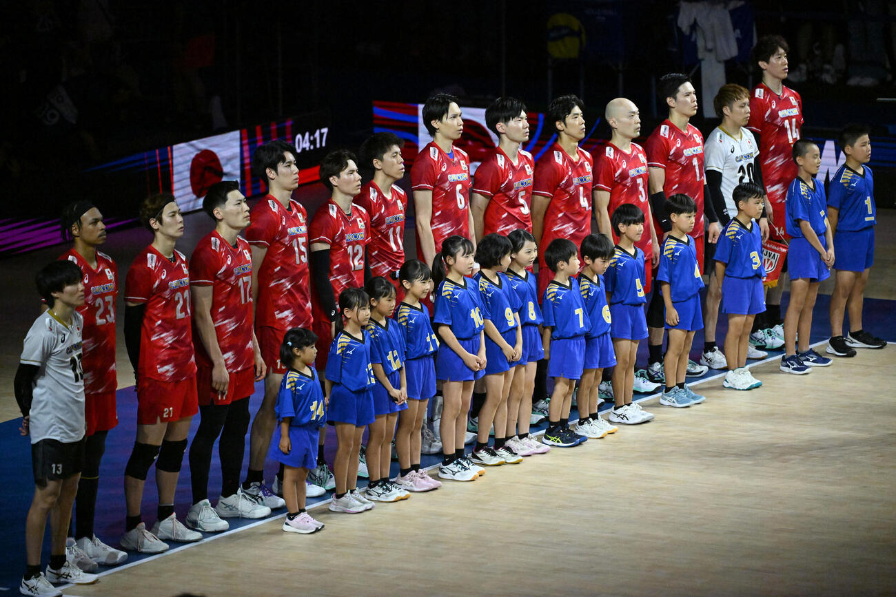 日本対イタリア　試合前、君が代を聞く日本選手ら（撮影・石井愛子）