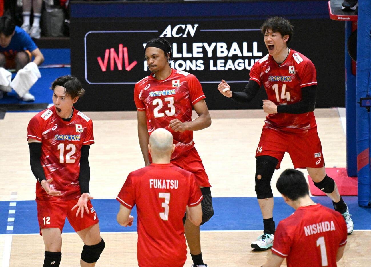 日本対イタリア　第2セット　ポイントをとり喜ぶ日本代表の選手ら（撮影・石井愛子）