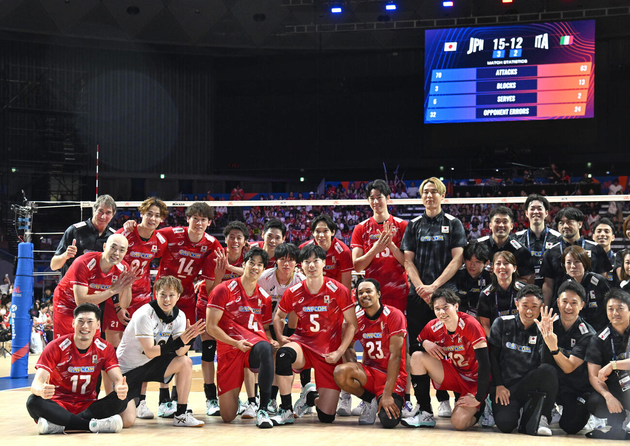 日本対イタリア　イタリアに勝利し記念撮影をする日本代表選手ら（撮影・石井愛子）