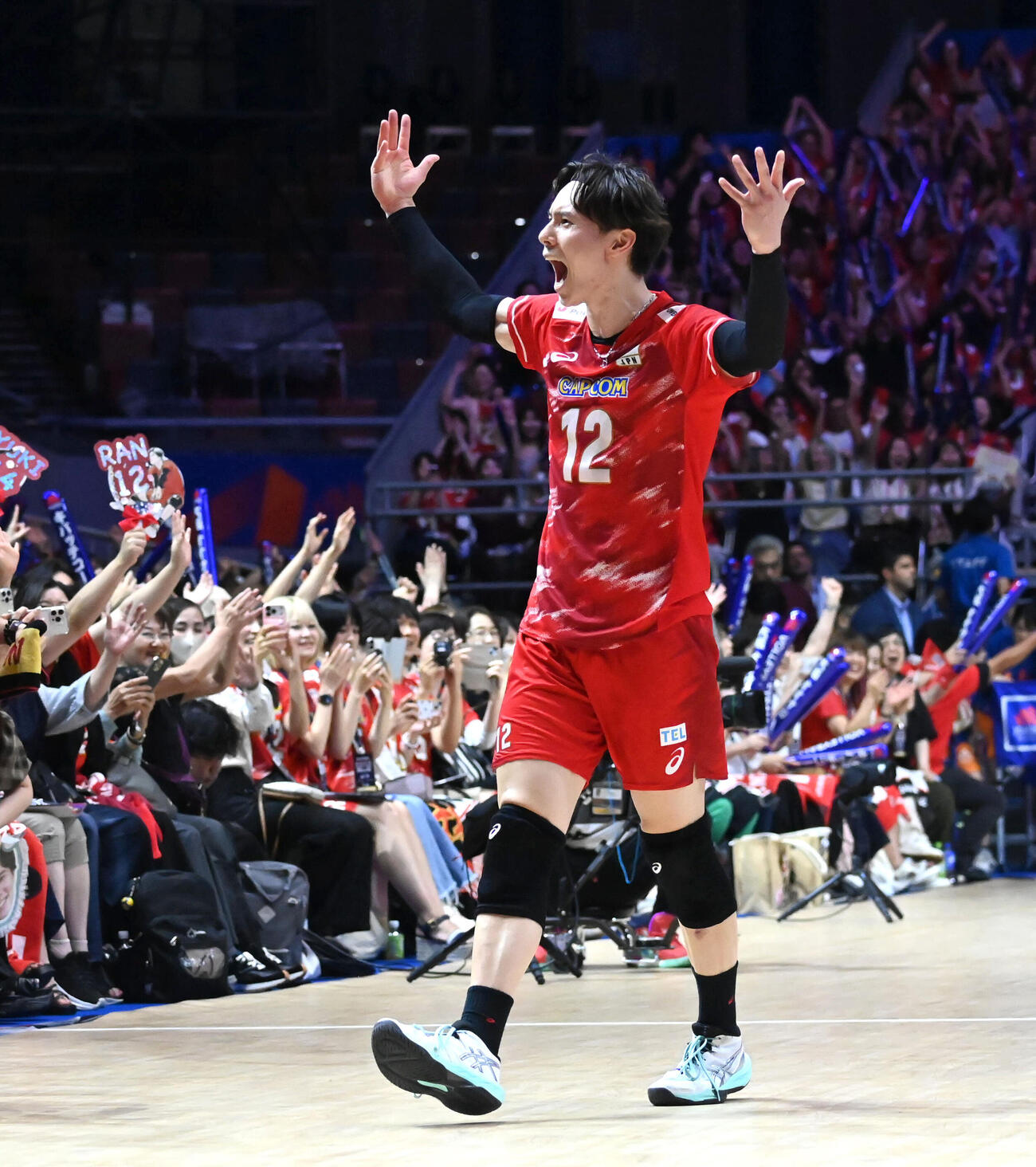 日本対イタリア　第5セット　イタリアに勝利し喜ぶ高橋藍（撮影・石井愛子）