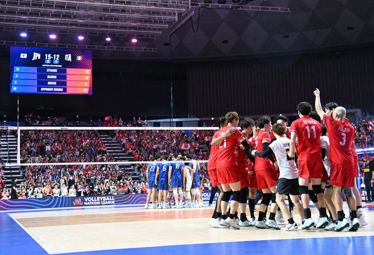 日本対イタリア　第5セット　イタリアに勝利した日本代表の選手ら（右手前）（撮影・石井愛子）