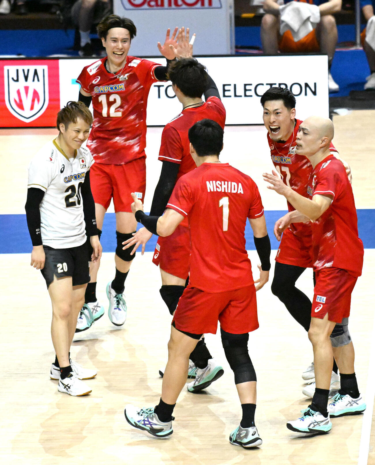 日本対イタリア　第2セット　ポイントをとり喜ぶ日本代表の選手ら（撮影・石井愛子）