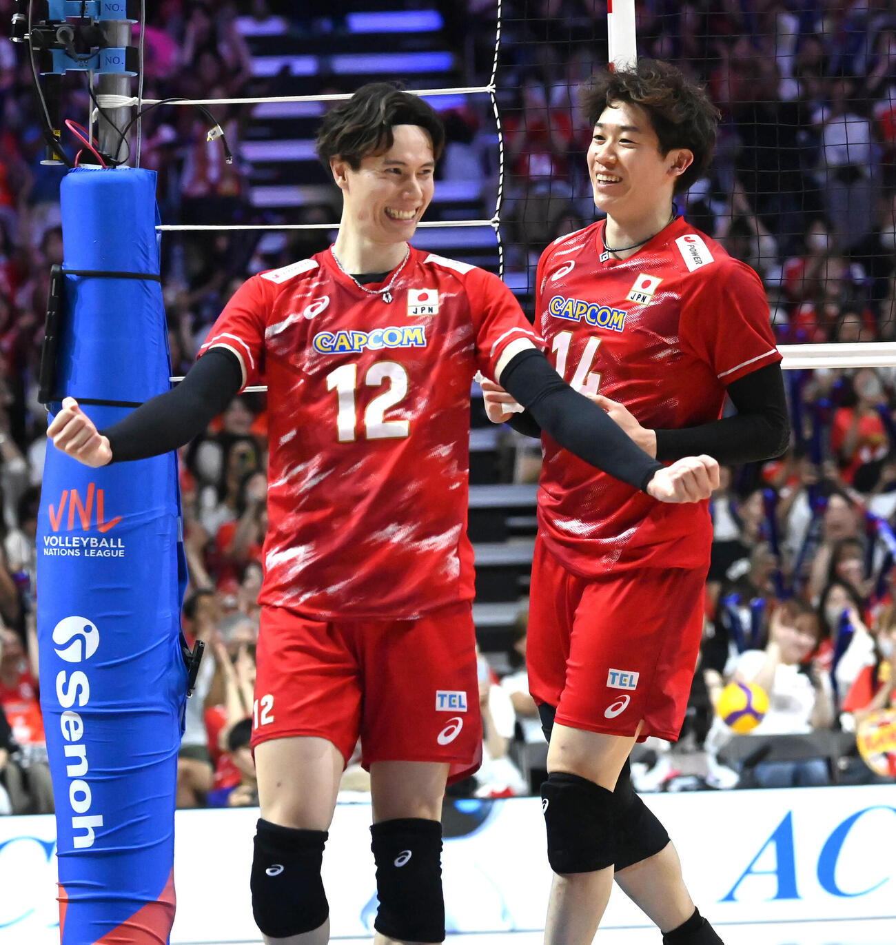 日本対イタリア　第3セット　ポイントをとり喜ぶ高橋藍（左）、石川祐希（撮影・石井愛子）