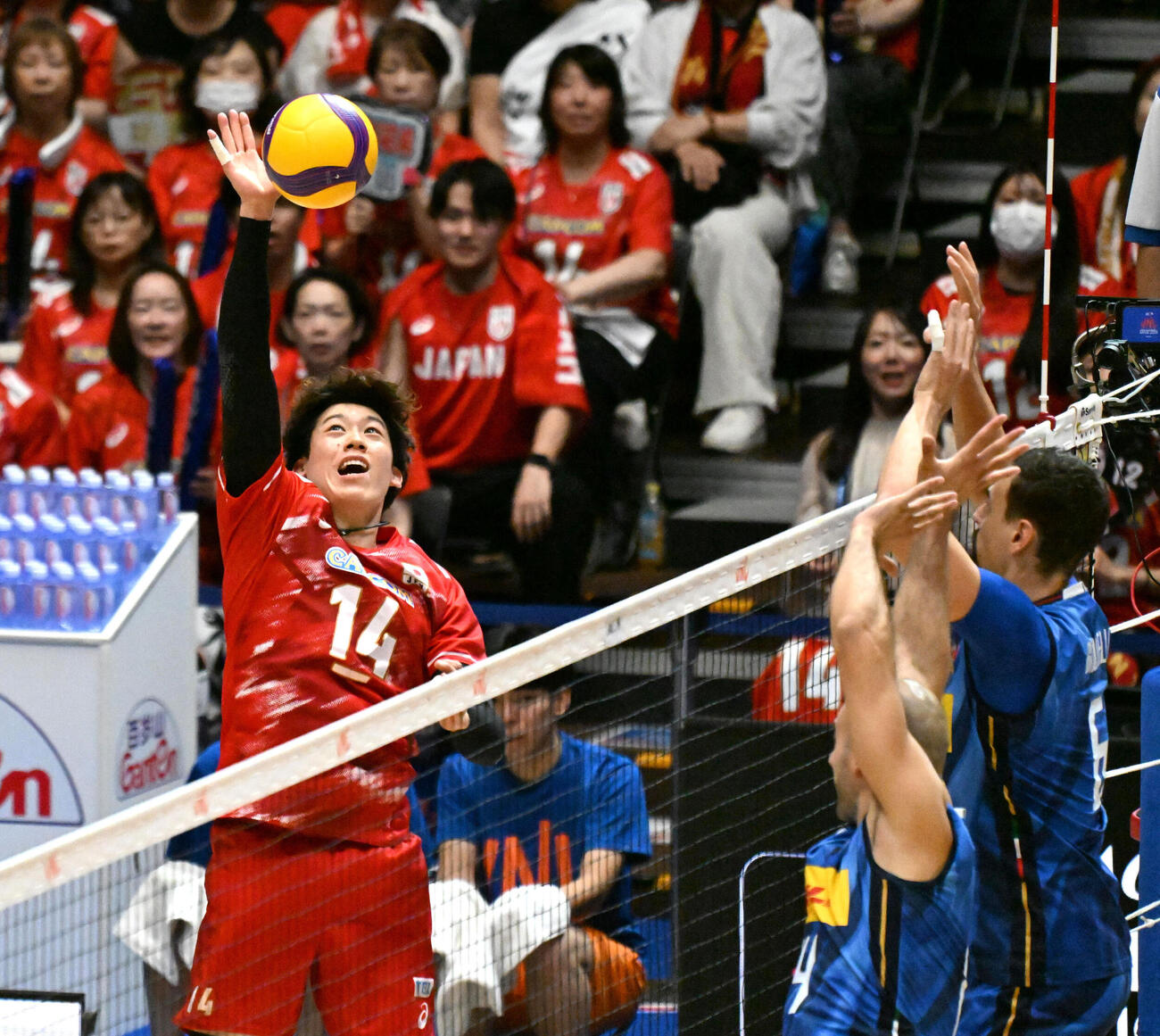 日本対イタリア　第1セット　スパイクを放つ石川祐希（左）（撮影・石井愛子）