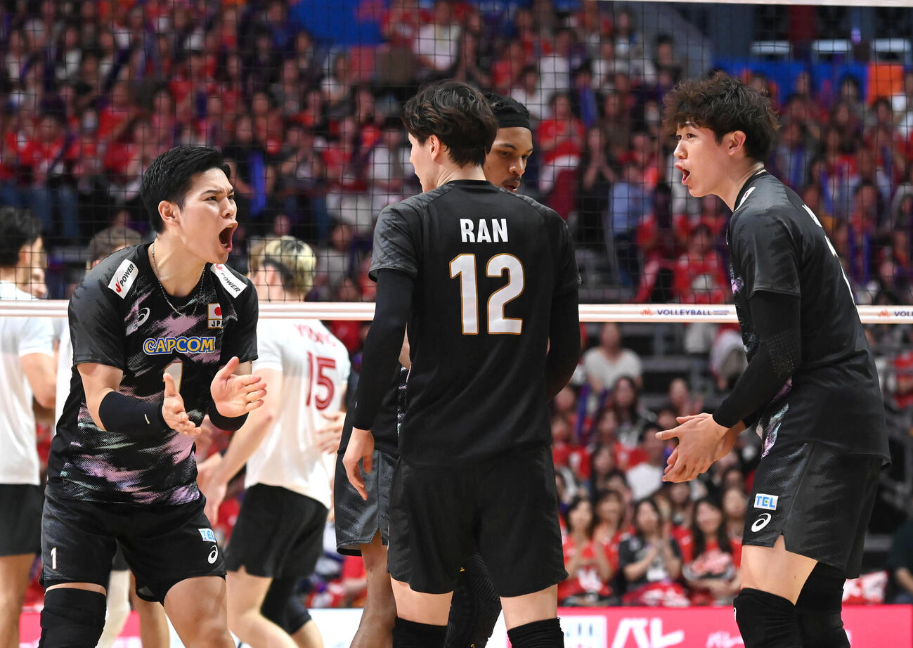 日本対カナダ　第2セット　ポイントをとり喜ぶ（左から）西田有志、高橋藍、石川祐希（撮影・石井愛子）