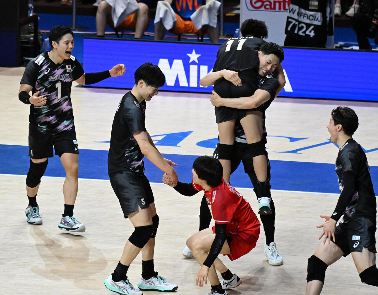 日本対カナダ　第2セット　ポイントをとり喜ぶ日本代表の選手ら（撮影・石井愛子）