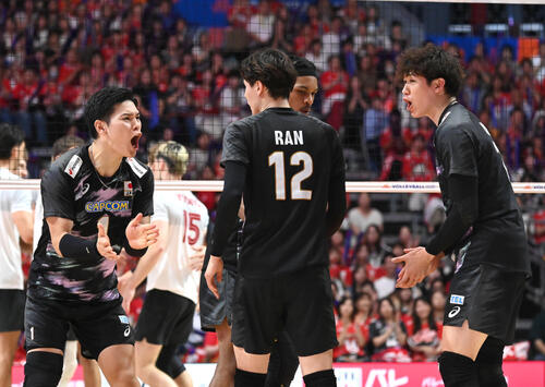 日本対カナダ 第2セット ポイントをとり喜ぶ(左から)西田有志、高橋藍、石川祐希(撮影・石井愛子)