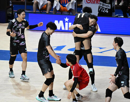 日本対カナダ フルセットの末、カナダに勝利し喜ぶ日本代表選手ら(撮影・石井愛子)