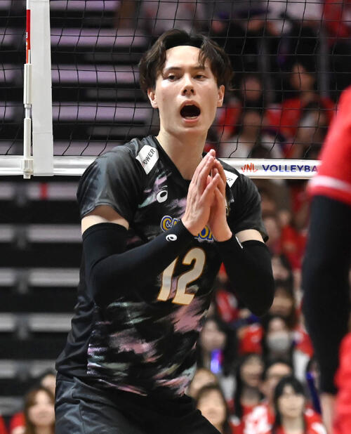 日本対カナダ 第2セット ポイントをとられ悔しがる高橋藍(撮影・石井愛子)