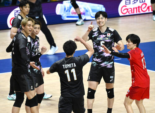 日本対カナダ 第5セット ポイントをとりガッツポーズをする日本代表選手ら(撮影・石井愛子)