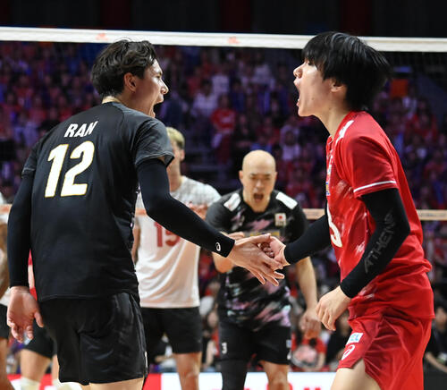 日本対カナダ 第2セット ポイントをとり喜ぶ高橋藍(左)(撮影・石井愛子)