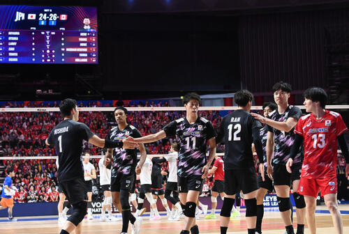 日本対カナダ 第2セットを落とし悔しがる日本代表の選手ら(撮影・石井愛子)