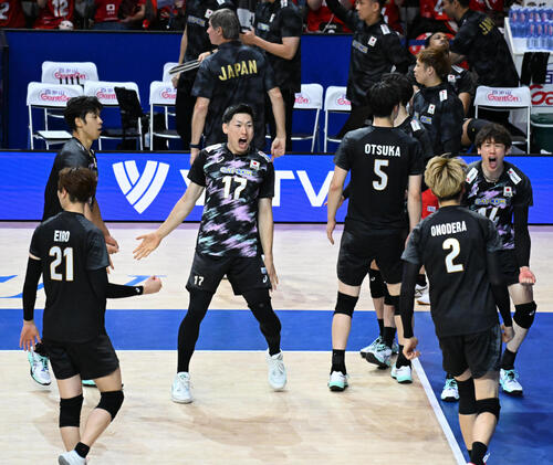 日本対カナダ 第3セットを決め喜ぶ日本代表選手ら(撮影・石井愛子)