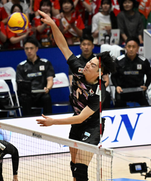 日本対カナダ 第4セット スパイクを放つ大塚達宣(撮影・石井愛子)