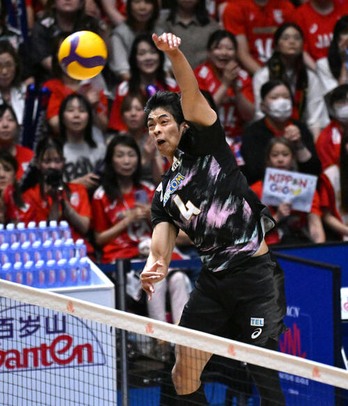 日本対カナダ 第4セット スパイクを放つ宮浦健人(撮影・石井愛子)