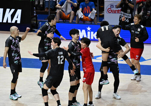 日本対カナダ フルセットの末、カナダに勝利し喜ぶ日本代表選手ら(撮影・石井愛子)