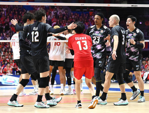 日本対カナダ 第1セット ポイントをとり喜ぶ日本代表の選手ら(撮影・石井愛子)