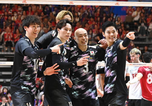 日本対カナダ 第2セット ポイントをとり喜ぶ日本代表の選手ら(撮影・石井愛子)