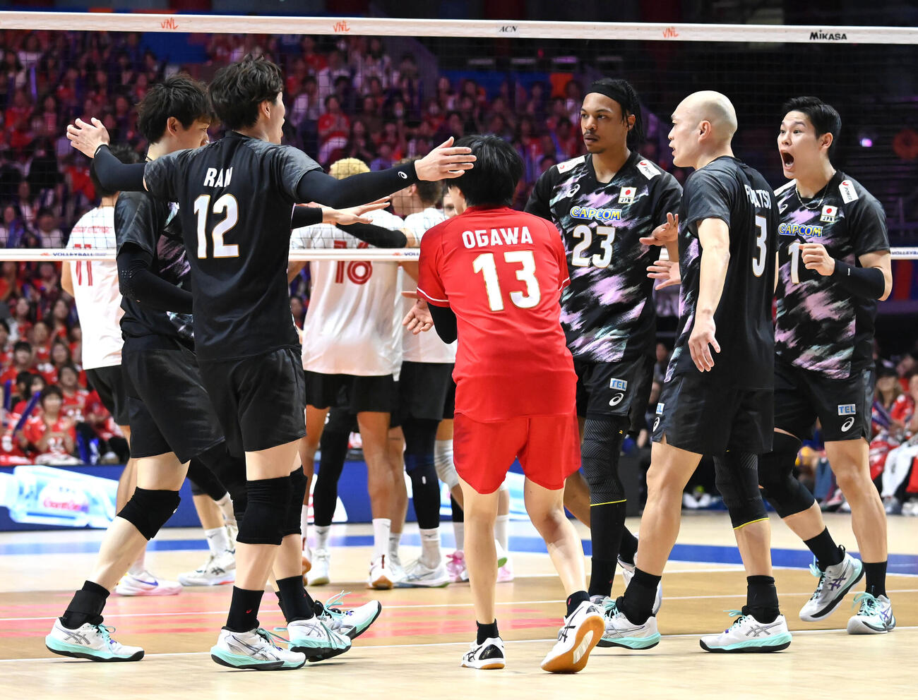 日本対カナダ　第1セット　ポイントをとり喜ぶ日本代表の選手ら（撮影・石井愛子）