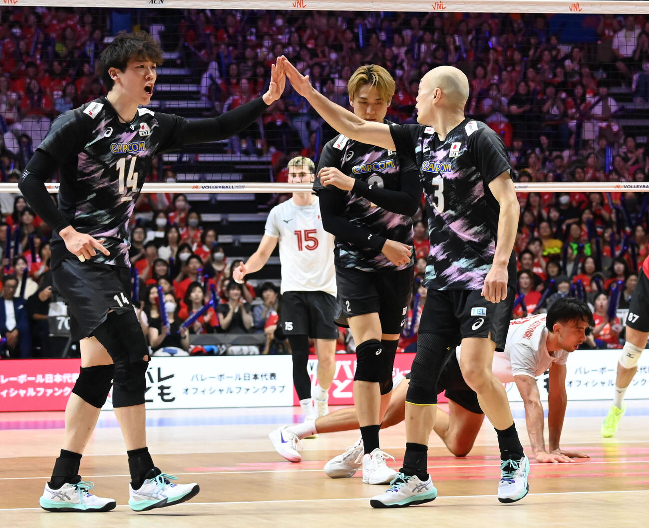 日本対カナダ　第2セット　ポイントをとり喜ぶ日本代表の選手ら（撮影・石井愛子）