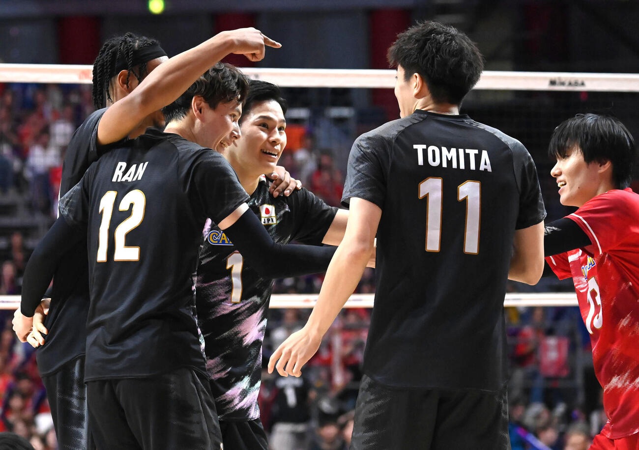 日本対カナダ　第2セット　ポイントをとり喜ぶ日本代表の選手ら（撮影・石井愛子）