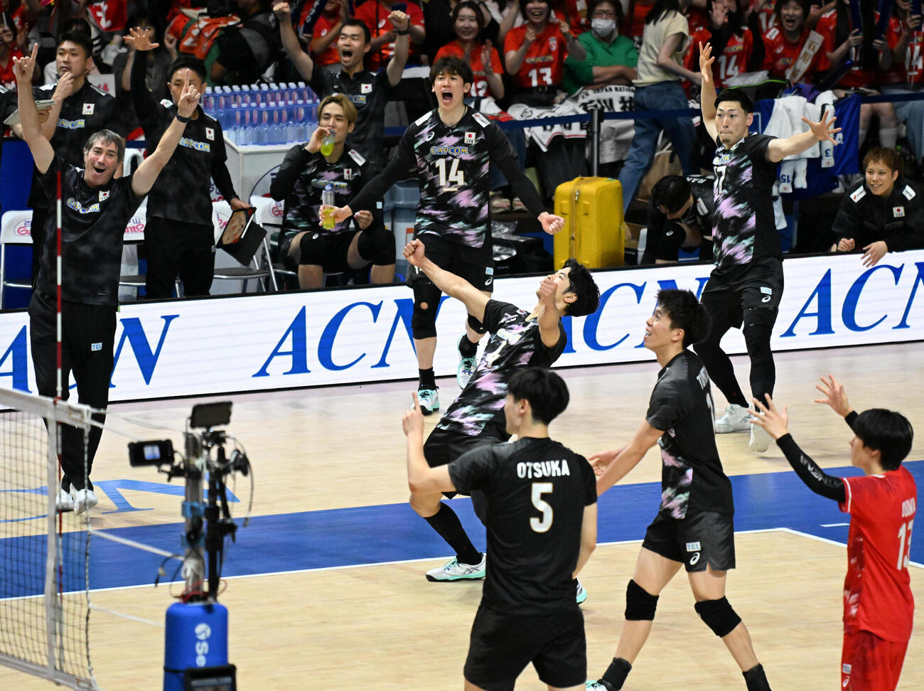 日本対カナダ　第4セット　ポイントをとりガッツポーズをする日本代表選手ら（撮影・石井愛子）
