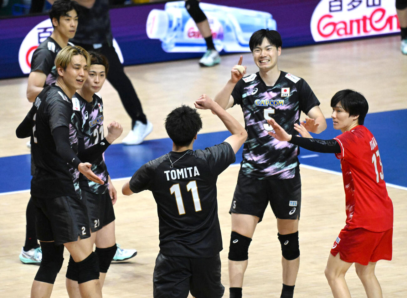 日本対カナダ　第5セット　ポイントをとりガッツポーズをする日本代表選手ら（撮影・石井愛子）