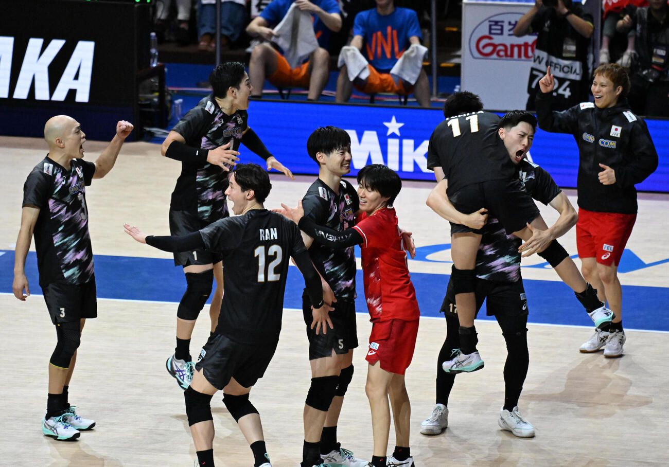 日本対カナダ　フルセットの末、カナダに勝利し喜ぶ日本代表選手ら（撮影・石井愛子）